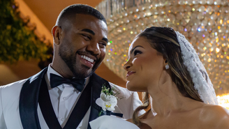 Davi Brito e Emily Araujo durante o casamento