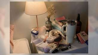 Sua mesa de cabeceira vive cheia? Entenda o que o excesso de objetos representa segundo o Feng Shui e como organizar o espaço