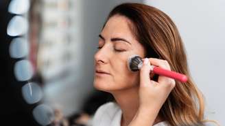 Da preparação à finalização da maquiagem, mudanças na textura e na aplicação dos produtos podem favorecer um resultado mais leve e natural