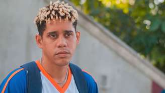 Peixe sofre racismo em Por Você (Imagem: Reprodução/Globo)