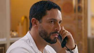 Em Quem Ama Cuida César recebe documentos importantes (Imagem: Reprodução/Globo)