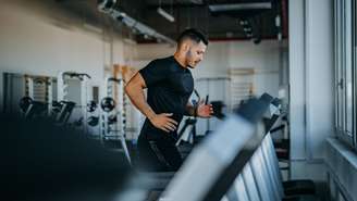 Cansou do mesmo treino na esteira? Conheça 5 maneiras de variar os exercícios e trabalhar diferentes estímulos com segurança