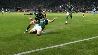 Giay celebra primeiro gol com a camisa do Palmeiras –