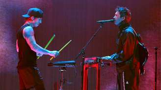 Josh Dun e Tyler Joseph, do Twenty One Pilots, se apresentam no palco durante o iHeartRadio ALTer EGO, em janeiro de 2026