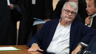 O empresário francês Olivier Bouygues aguarda o início de seu julgamento no tribunal correcional de Orléans, em 7 de setembro de 2026, pela destruição de espécies de aves protegidas em sua propriedade de caça na Floresta de Sologne, em Orléans, no centro da França.