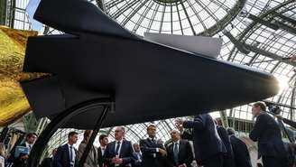 Le président français Emmanuel Macron, au centre, examine une maquette du projet de véhicule spatial « Dassault Vortex » lors du Sommet international de l'espace au Grand Palais à Paris, le 9 septembre 2026.