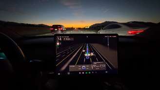 Tesla Model 3 com o piloto automático FSD em rodovia em Palm Springs, Califórnia, EUA
12 de outubro de 2024
REUTERS/Mike Blake