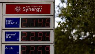 Preços da gasolina subiram no mundo: na França, o litro da gasolina ultrapassou os 2 euros após o início do conflito entre Estados Unidos e Irã.