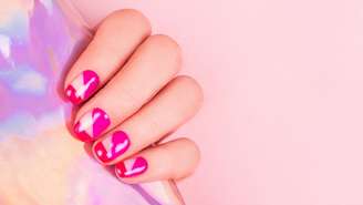 Os anos 80 estão de volta às unhas! Veja 5 tendências da década, como neon, glitter e disco nails, para se inspirar