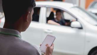 TSE proíbe propaganda eleitoral em carros de aplicativo para as eleições de 2026