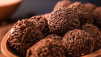 Opções com cupuaçu, caramelo com amêndoas e biscoito crocante renovam o preparo do doce no Dia do Brigadeiro; confira os passos