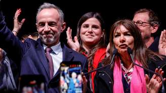 Imagem de arquivo. O prefeito de Paris, Emmanuel Grégoire (esquerda), e a ex-prefeita, Anne Hidalgo (direita), serão investigados pelo Ministério Público de Paris por denúncias de agressão sexual em escolas.