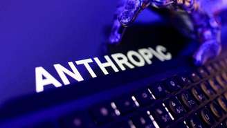 A logomarca da Anthropic, um teclado e uma mão robótica nesta imagem ilustrativa criada em 5 de junho de 2026
