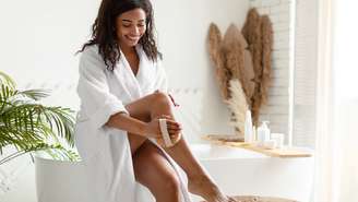 Técnica simples pode complementar o skincare corporal com esfoliação suave e poucos minutos de cuidado antes do banho