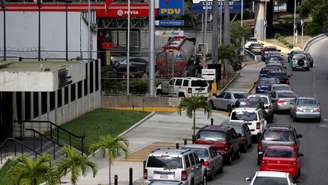 Pessoas fazem fila para abastecer em um posto de gasolina durante o terceiro dia de uma pane de eletricidade em Caracas, Venezuela, em 10 de março de 2019.