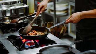 Cheiro de fritura tomou conta da casa? Veja truques simples para eliminar o odor da cozinha e evitar que ele fique impregnado