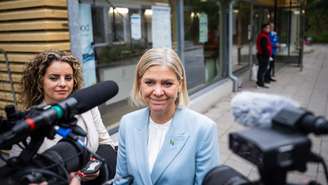 Magdalena Andersson, líder do Partido Social‑Democrata, faz declaração à imprensa após votar em uma escola que abriga uma seção eleitoral, em Nacka, em 13 de setembro de 2026.