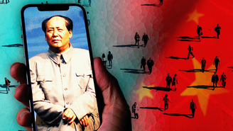 Uma imagem de Mao na tela de um celular é sobreposta a uma foto de várias pessoas caminhando, tratada com tons de azul e vermelho, com indícios da bandeira chinesa no canto direito.   