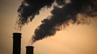Vapor sobe das chaminés de uma usina conjunta de calor e energia no oeste de Moscou, na Rússia, no dia 20 de novembro de 2025