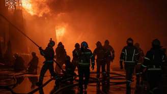 Bombeiros atuam em Kiev pouco depois de um novo ataque maciço russo, em 11 de setembro de 2026 (imagem de ilustração).