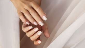 As milk nails estão em alta entre as famosas; aprenda a fazer o efeito leitoso e delicado nas unhas com um passo a passo simples