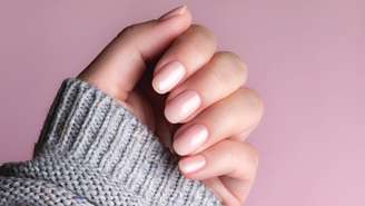 Manicure japonesa vira tendência ao valorizar as unhas naturais com brilho perolado e sem gel; entenda como funciona a técnica