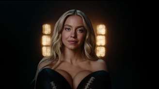 Sydney Sweeney protagoniza propaganda de bet em que posa nua com objetos esportivos e gera protesto de atletas