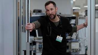 O protagonista, Dr. Michael Robinavitch, interpretado por Noah Wyle, é um médico de pronto-socorro experiente e implacável