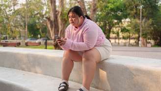 Estudo da The Lancet faz alerta grave sobre a saúde dos adolescentes. Entenda como o uso de telas, obesidade e crise climática afetam