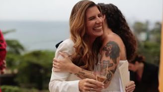 Atriz de 'Vale Tudo' se casa com produtora no Rio: 'Minha família' /