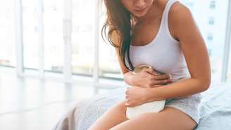 Entenda porque os furinhos de celulite ficam mais evidentes antes da menstruação