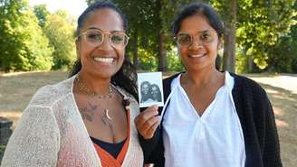 Meena Geltink e Minal Tijssen se encontraram em agosto, depois que um teste de DNA revelou que eram irmãs biológicas