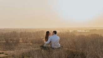 Como dizer 'eu te amo' em tempo de amor líquido e conexões superficiais? Cá entre nós: será que ama mesmo?