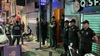 Policiais turcos fazem batidas em operação de repressão contra a comunidade LGBTQIA+ em Istambul, Turquia, em 13 de setembro de 2026.