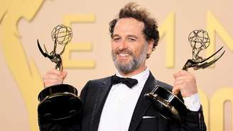 Matthew Rhys com seus dois Emmys de melhor ator por seus papéis em O Segredo de Widow's Bay e O Monstro em Mim