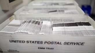 Cédulas para as próximas eleições de meio de mandato aguardam processamento antes de serem entregues pelo Serviço Postal dos EUA, em uma sala segura na Junta Eleitoral do Condado de Durham, em Durham, Carolina do Norte (EUA), em 31 de agosto de 2026.