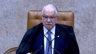 O presidente do STF, o ministro Edson Fachin, abriu a sessão extraordinária