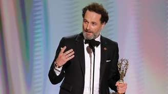 Matthew Rhys faz história no Emmy ao vencer dois prêmios de atuação na mesma noite (Kevin WinterGetty Images)
