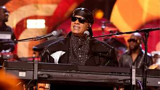 Stevie Wonder se apresenta no palco durante a cerimônia de posse do Rock & Roll Hall of Fame, em novembro de 2025