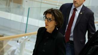 A ex-ministra da Cultura e da Justiça da França, Rachida Dati, chega ao tribunal de Paris para o seu julgamento por corrupção, em 16 de setembro de 2026.