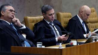 Sessão extraordinária do STF que decidiria o destino de Alexandre de Moraes (direita) foi destaque na imprensa internacional
