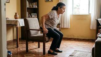 Dobrar joelhos e quadris com segurança fortalece movimentos essenciais do cotidiano.