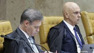 O relator do processo no STF sobre o Banco Master, André Mendonça (à esquerda), ao lado do juiz Alexandre de Moraes, em Brasília, 15 de setembro de 2026.