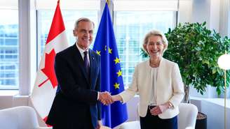 O primeiro-ministro canadense, Mark Carney (à esquerda), e a presidente da Comissão Europeia, Ursula von der Leyen, apertam as mãos durante uma reunião bilateral no gabinete dela no Parlamento Europeu, em Estrasburgo, França, na quarta-feira, 16 de setembro de 2026.