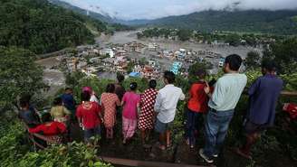 Milhares de pessoas morreram ou estão desaparecidas após inundações e deslizamentos de terra devastadores atingirem a fronteira entre o Nepal e o Tibete no mês passado.