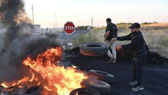 Durante protesto contra a alta nos preços dos combustíveis, pescadores franceses incendeiam pneus na entrada de um depósito de petróleo de Frontignan, perto de Sète, no sul da França. 17 de setembro de 2026