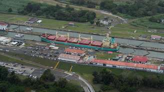 Vista aérea mostra um navio cargueiro passando pelo Canal do Panamá, em 1º de fevereiro de 2026.