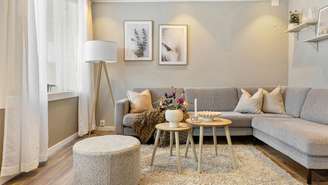 A posição do sofá é um dos pontos considerados pelo Feng Shui na organização da sala