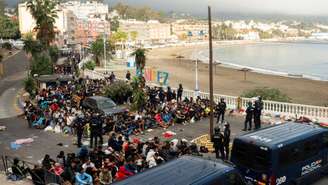 Migrantes são encaminhados para um abrigo temporário instalado pelo governo espanhol em Ceuta. (18/09/2026)