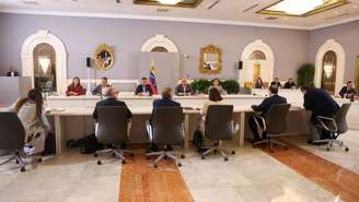 Jorge Rodríguez, presidente da Assembleia Nacional da Venezuela, e Dinorah Figuera, que lidera uma delegação da oposição, participam da sessão de abertura da segunda rodada de negociações apoiadas pelos Estados Unidos entre o governo interino da Venezuela e uma facção da oposição, em Caracas, Venezuela, em 17 de setembro de 2026.